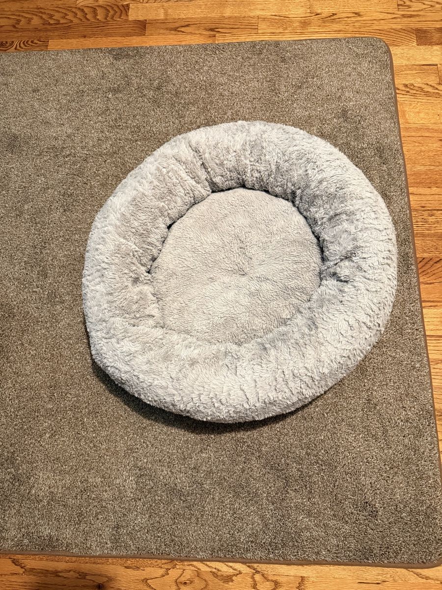 Soft Gray Round Pet Bed - Cozy & Comfortable Dog/Cat Cuddler Cushion 23in diameter.