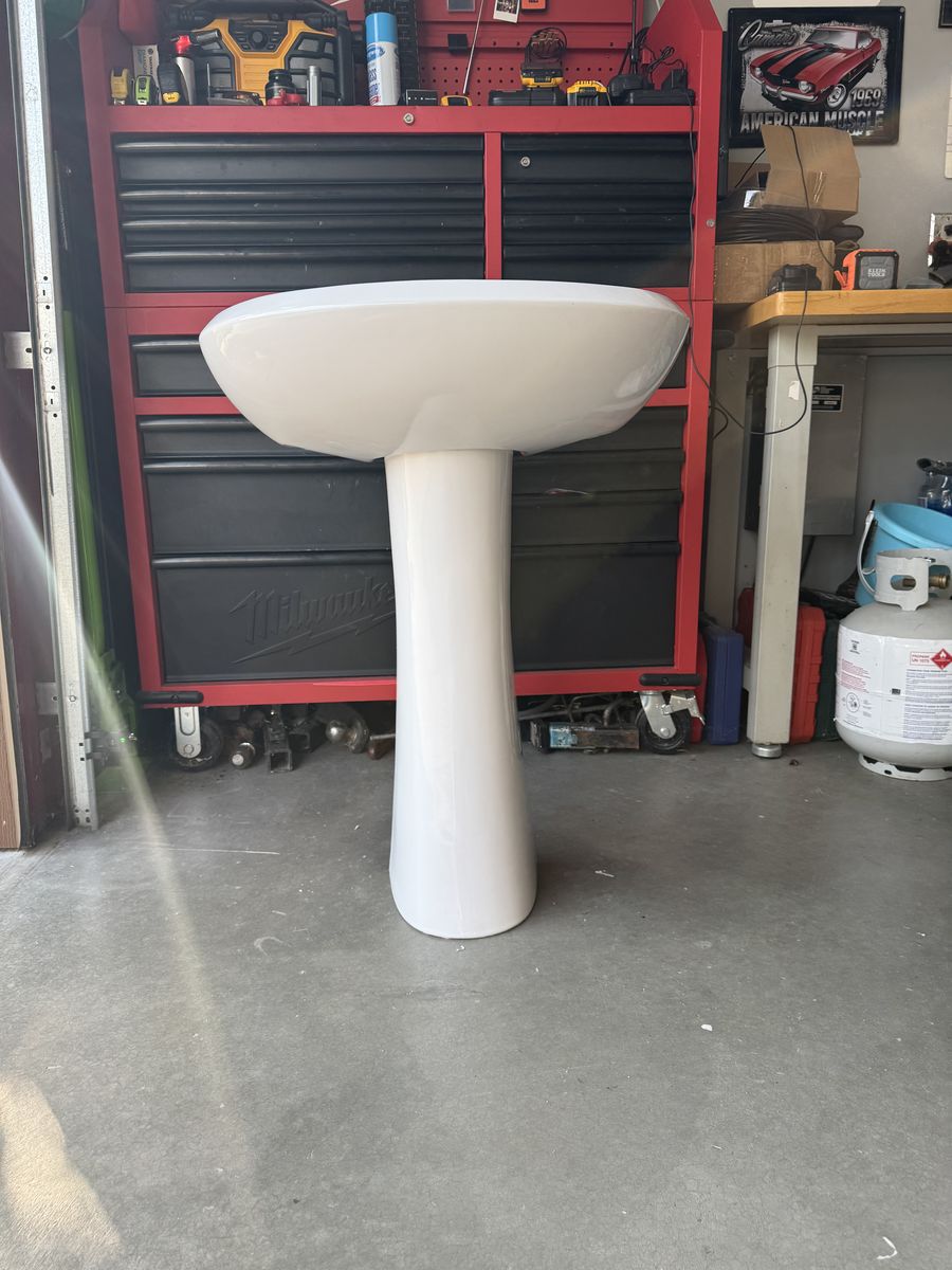 Pedestal sink 