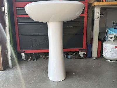 Pedestal sink