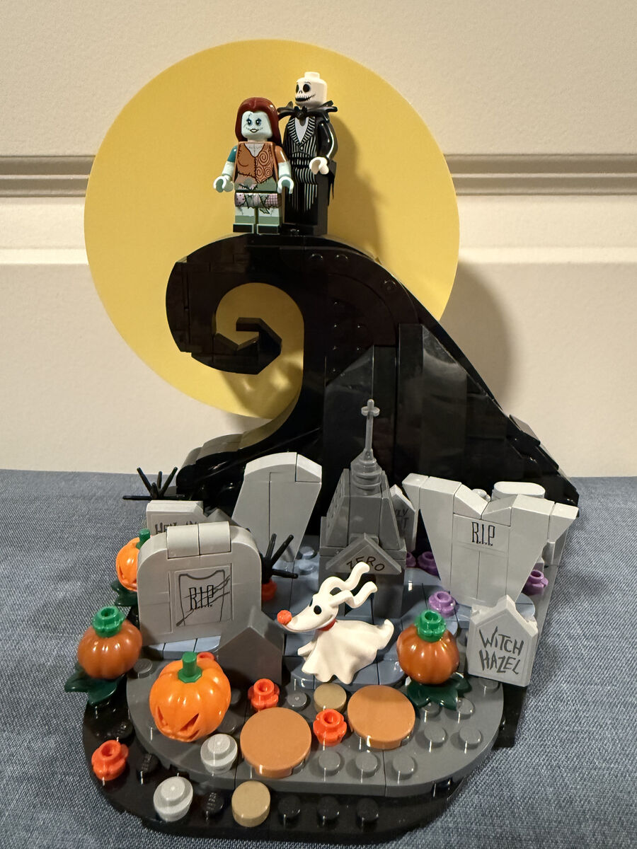 LEGO - Jack Skellington, Sally & Zero Minifigures on the Hill (21351)