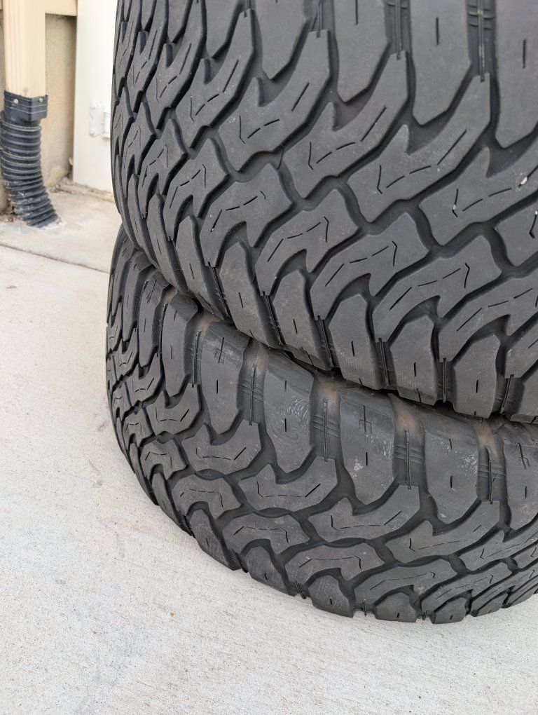 Set of 2 33x12.50R20 tires