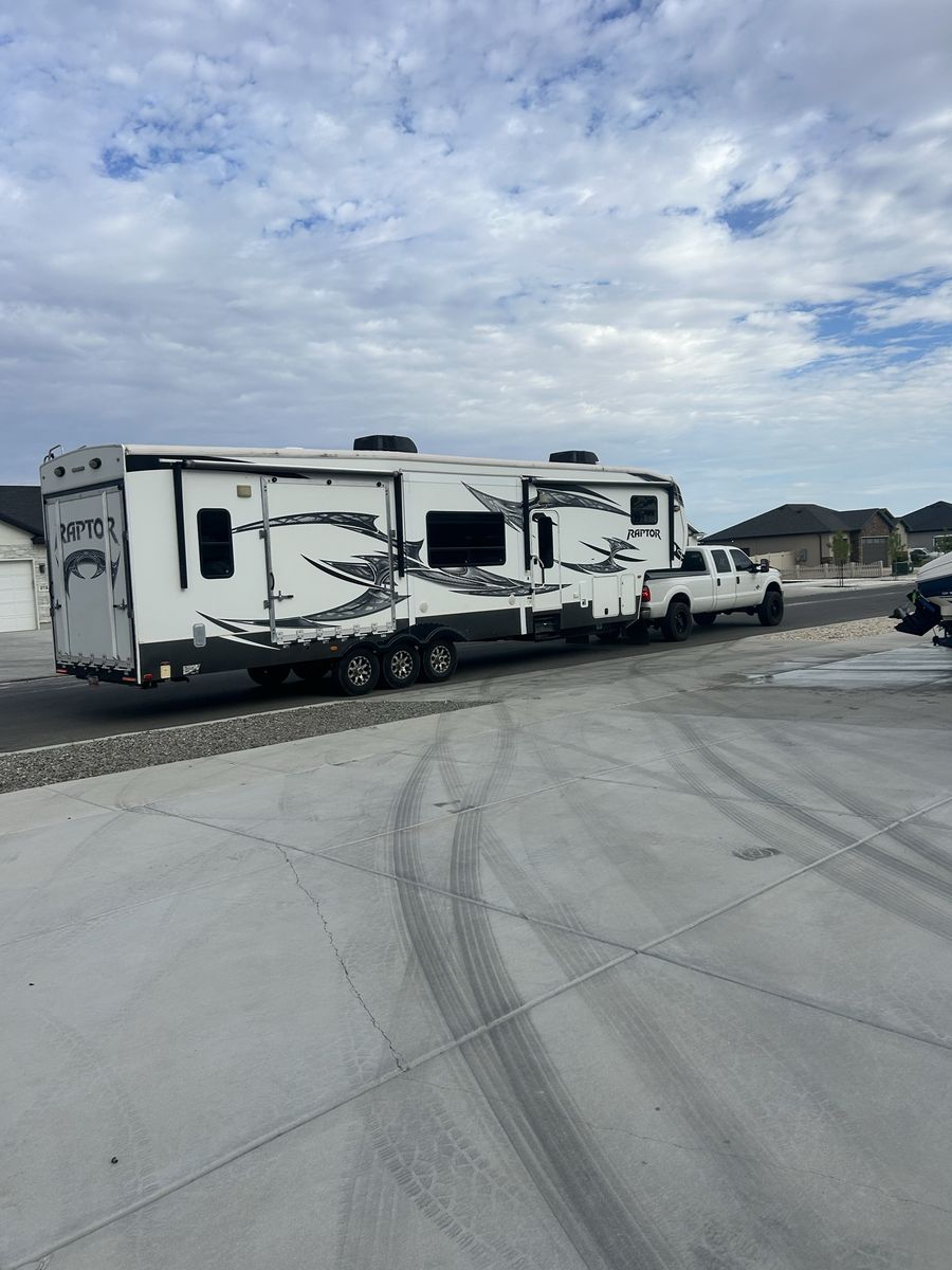 Keystone Raptor 2013 41 foot with 3slides and 14 foot garage