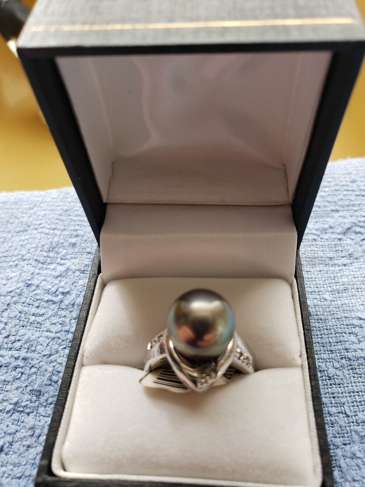 Tahitian Black Pearl 14 Karat White Gold 10.5/11m Round 6 small diamonds Ring