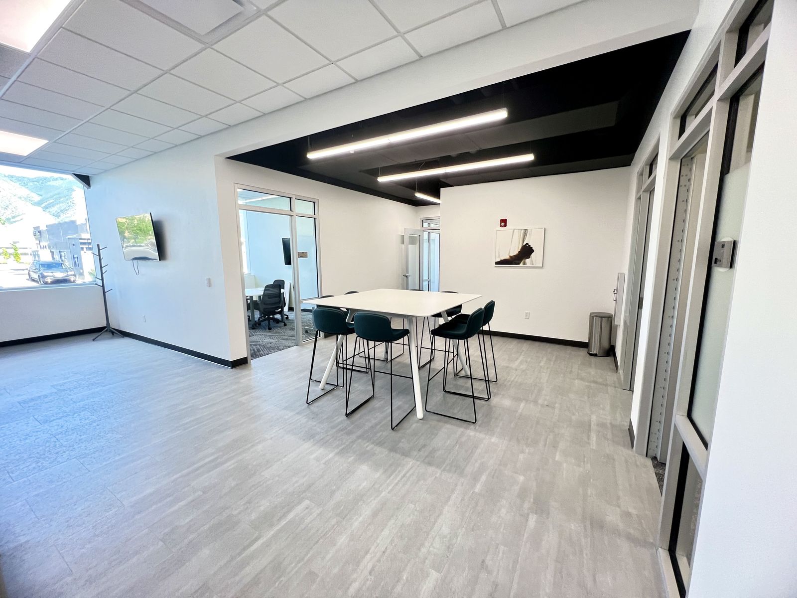 Main image 6