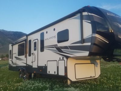 2021 Keystone Avalanche 338GK