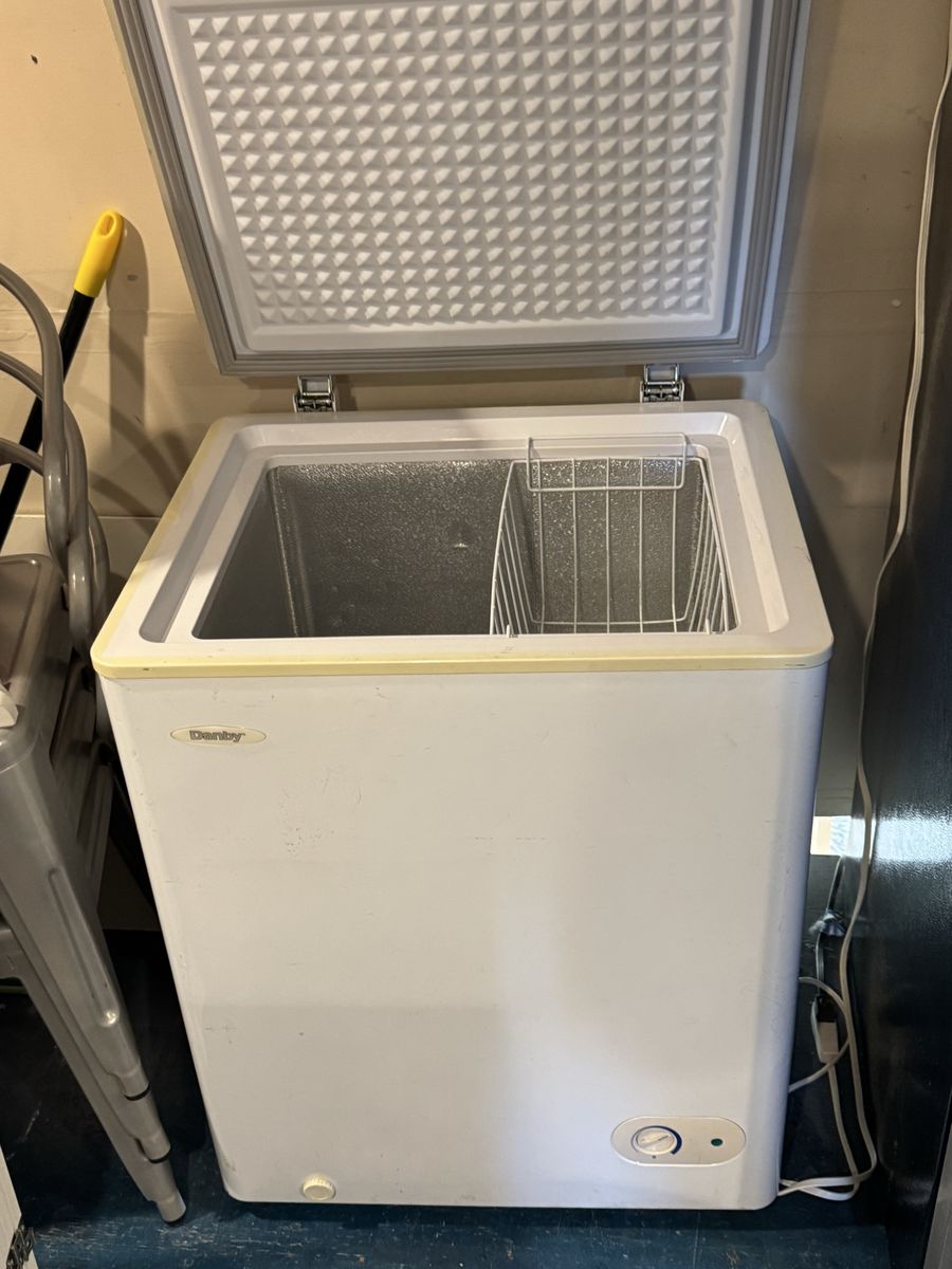 Chest freezer - compact 3.8 cft