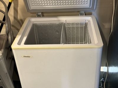 Chest freezer - compact 3.8 cft