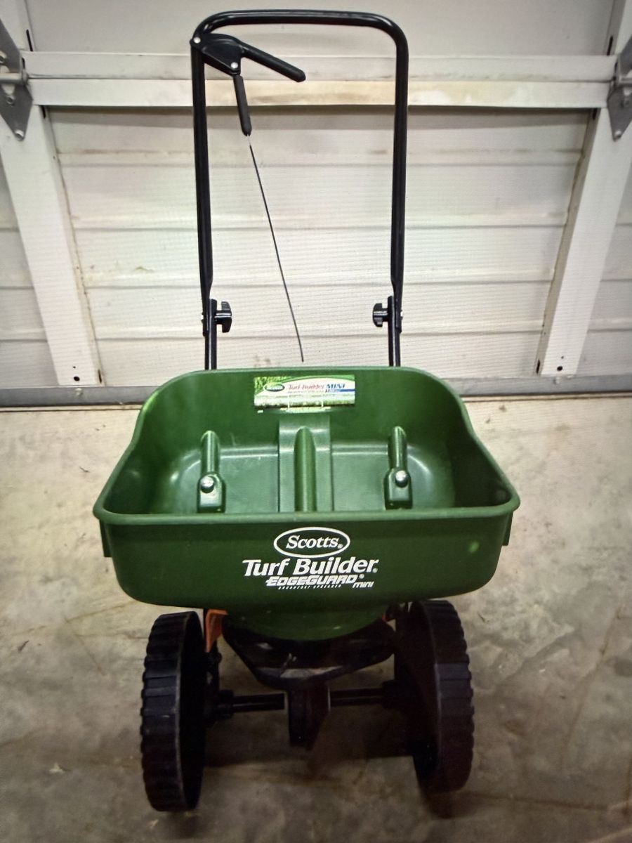 $25 Scott's w/Edge Guard Mini Fertilizer Spreader