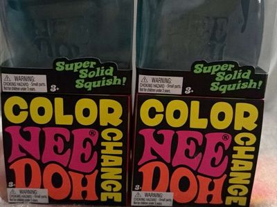 NeeDoh Nice Cube Color Change Super Solid Squish! Fidget Toy