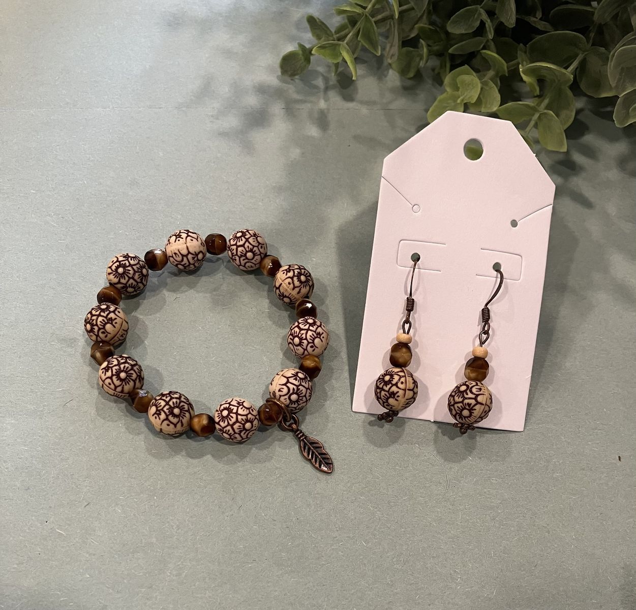 White flower Tiger Eye Gemstone Bracelet & Earrings