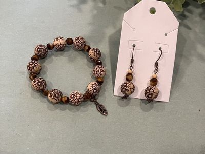 White flower Tiger Eye Gemstone Bracelet & Earrings