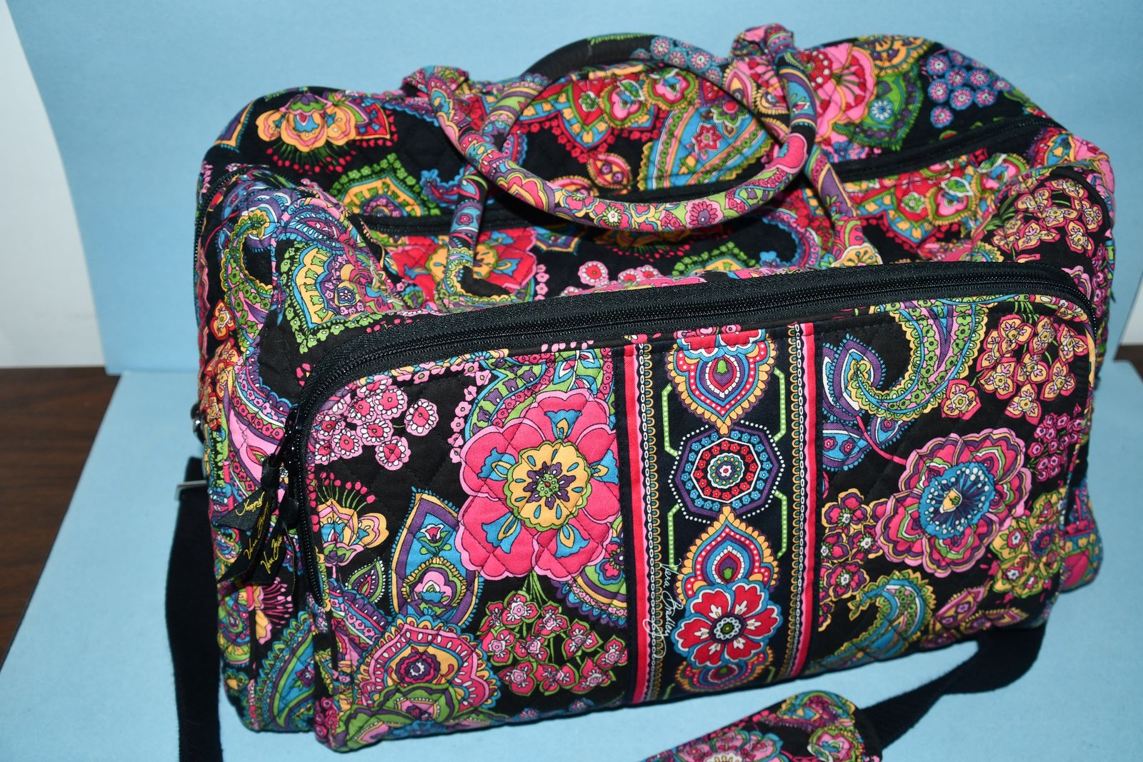 LARGE "VERA BRADLEY" DUFFLE & TRAVEL BAG ~ ZIPPERED ~ HANDLES or STRAP ~ 18" x 12" x 8" ~ NO EDGE WEAR ~ CLEAN!
