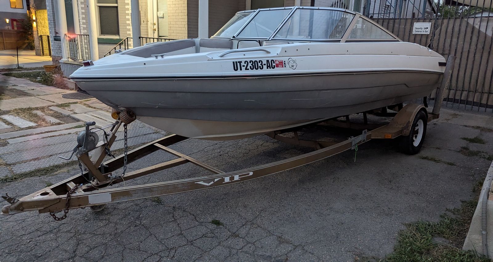 Seats 8 people/ ski power boat/cruising/ fishing/ 1995 V.I.P. 20 FEET OPEN BOW, MERCRUISER 4.3-V6  /  ALPHA ONE