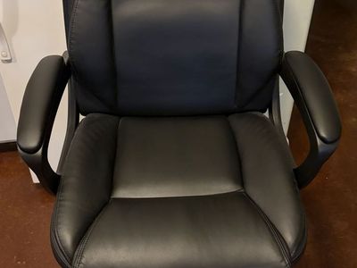 Rolling Desk Chair - MOVING MUST GO