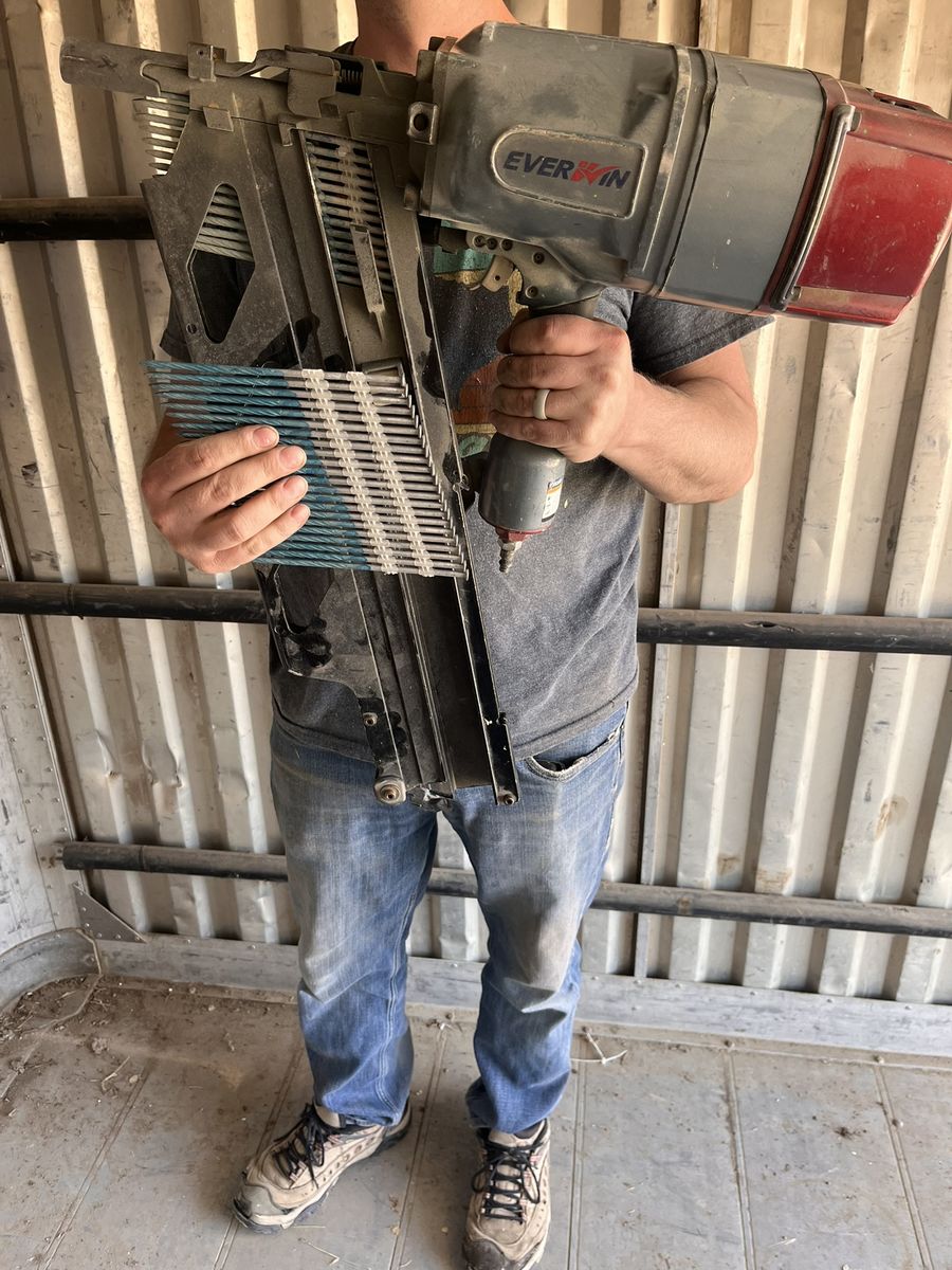 Jumbo Nailer with 54,000 jumbo nails