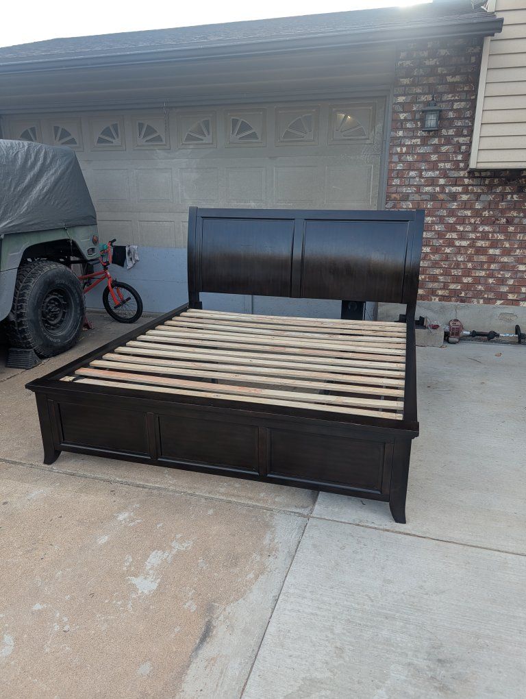 King bedframe with storage