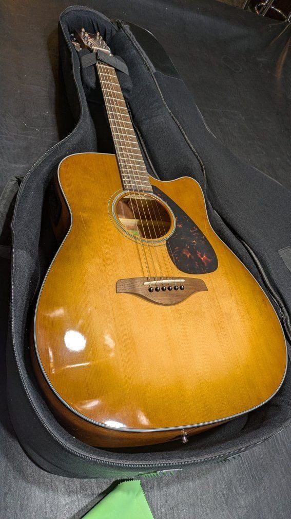 PRICE REDUCED!!!!!
Yamaha FGX800C Acoustic-Electric Guitar - Sand Burst - 6-String Acoustic With Cahaya Thick Padded Gig Bag