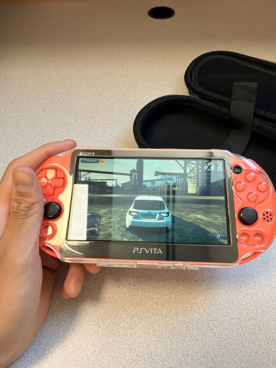 PS VITA 2000 NOT THE OLED VERSION