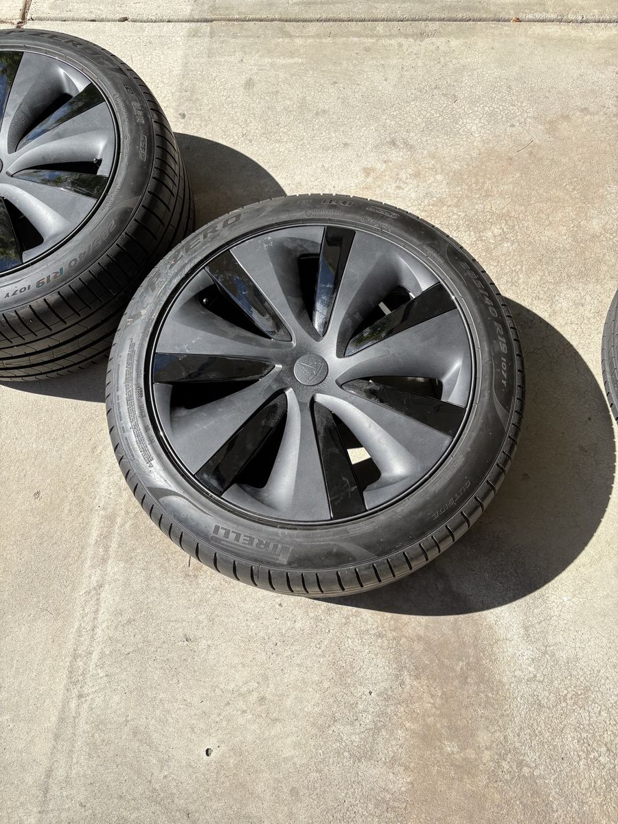 2025 Tesla Model S wheels and tires