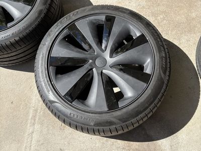 2025 Tesla Model S wheels and tires