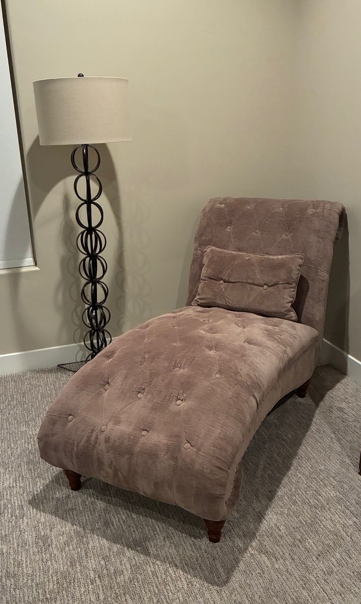 Elegant Mauve Chaise Lounge with Tufted Velvet Upholstery and Accent Pillow