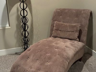 Elegant Mauve Chaise Lounge with Tufted Velvet Upholstery and Accent Pillow