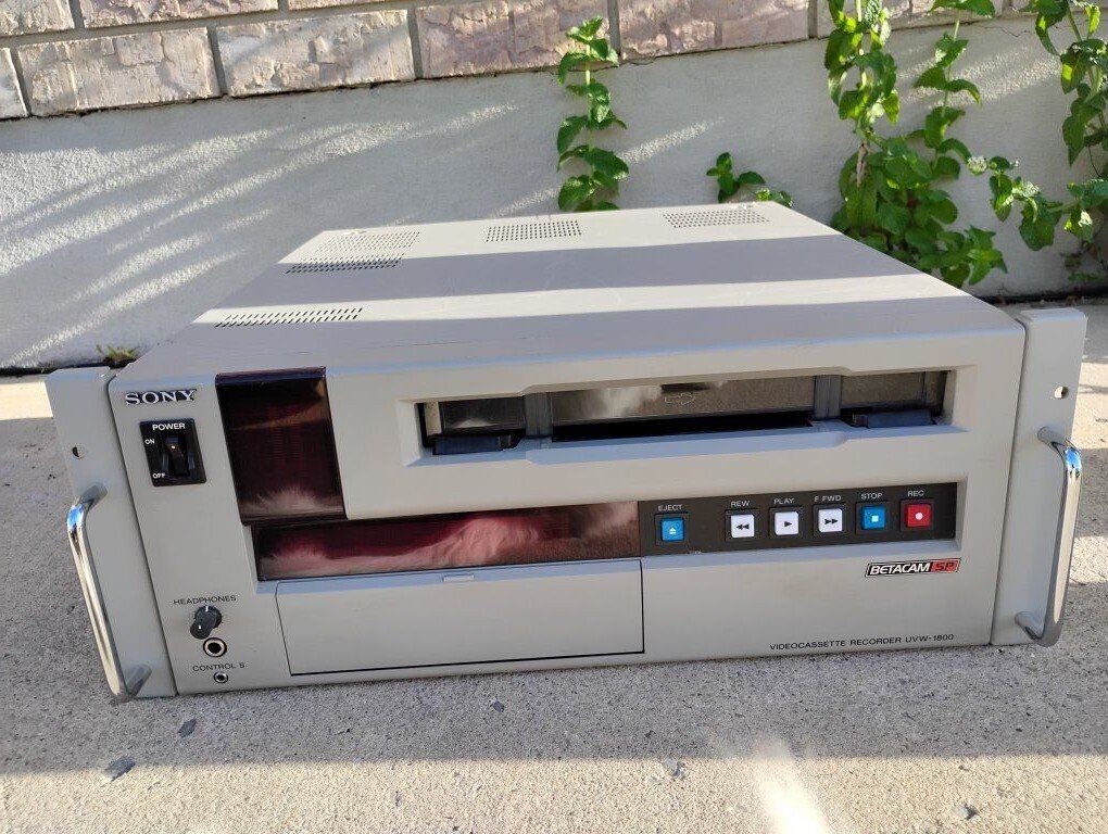 Sony Professional BetaCam SP Video Casette Recorder Player Rack Mount