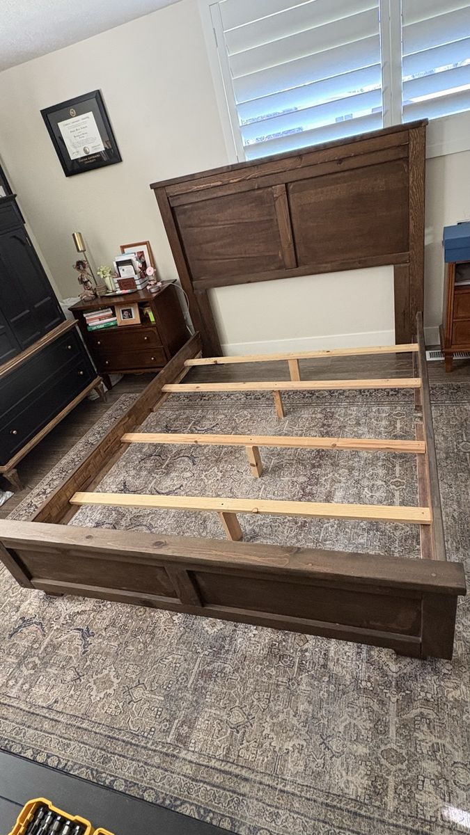 Queen wooden bedframe