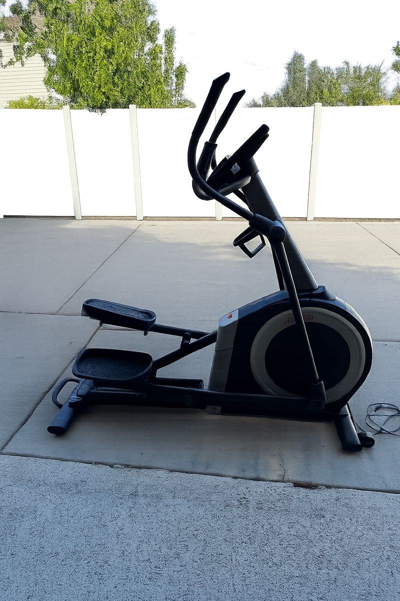 ProForm Carbon E7 Elliptical Trainer - Excellent Condition, Full-Body Workout