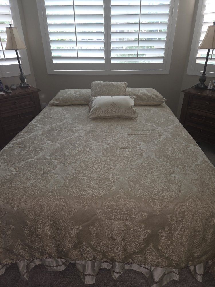 Elegant Beige Damask Comforter Set with Pillows and Bed Skirt
