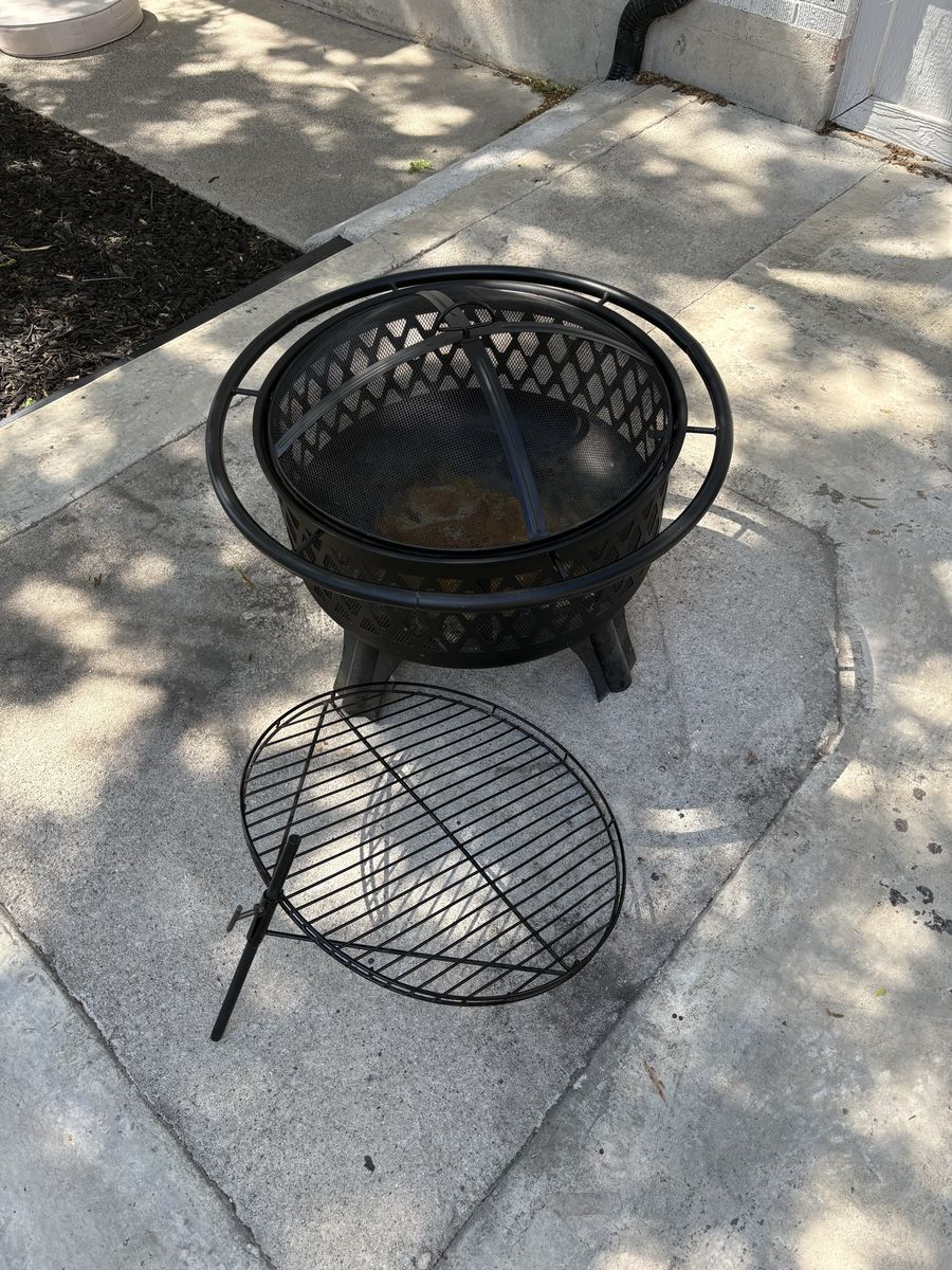 Piedmont 29.6 in Black Steel Outdoor Fire Pit with screen and cooking grate