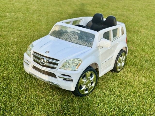 Mercedes-Benz GL450 2-Seater Ride-On-Car