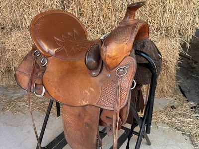17 inch Western Tucker trail saddle