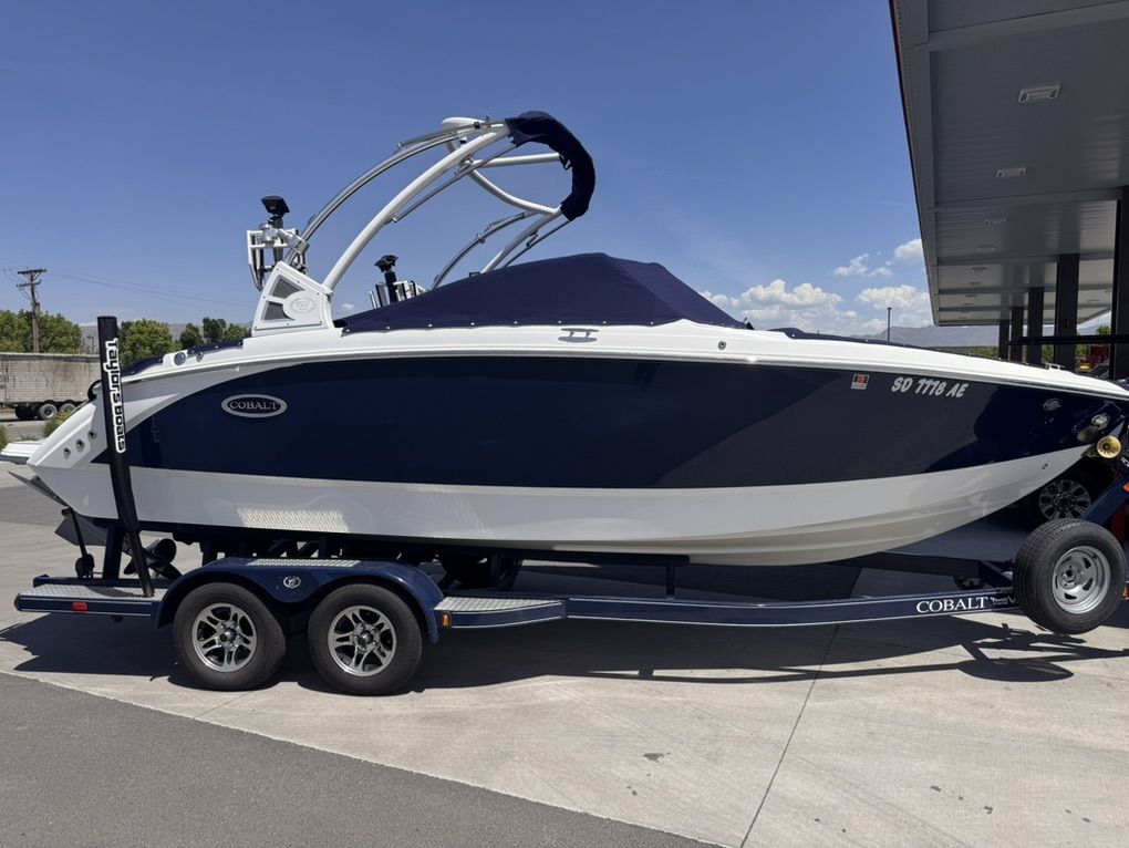 Cobalt R3 Surf Boat-350 HP Volvo Penta FWD