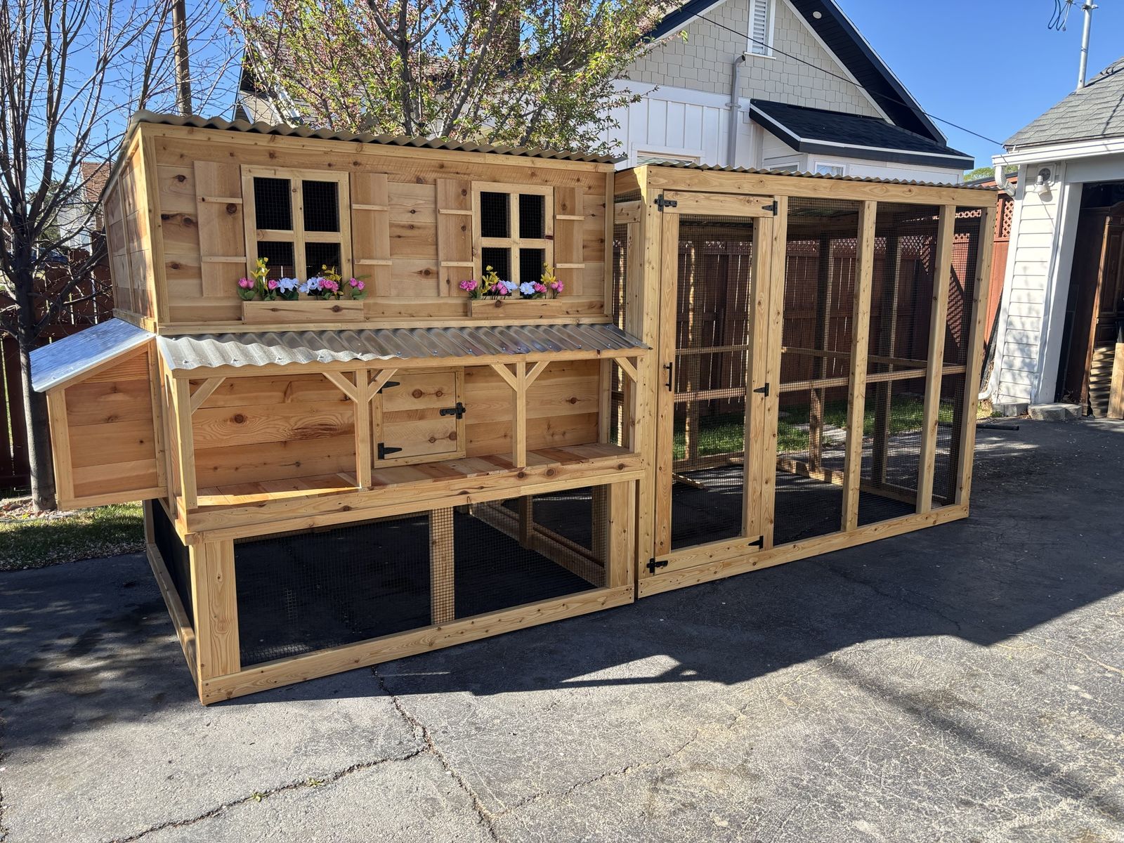 New Saloon Style Solid Wood Chicken Coop With Run