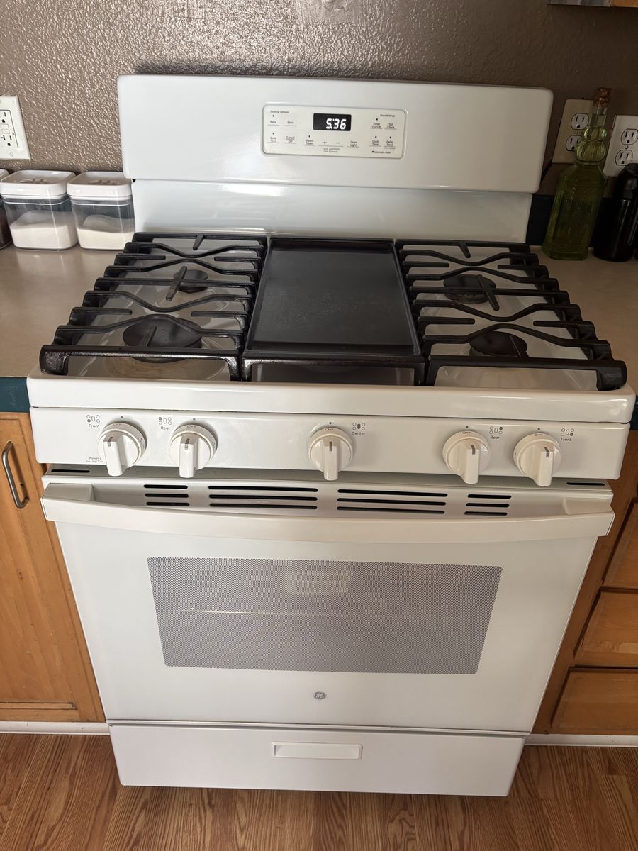 GE White Gas Range Stove with Center Griddle and Oven