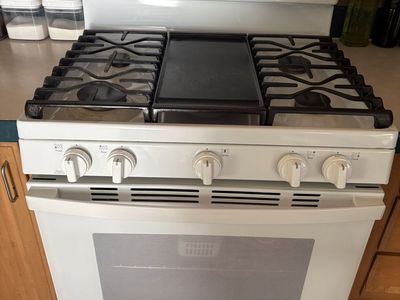 GE White Gas Range Stove with Center Griddle and Oven