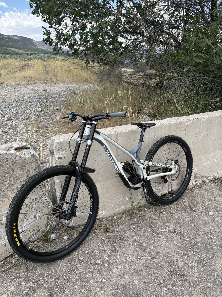 2022 Commencal V4 Downhill