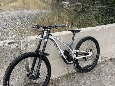 2022 Commencal V4 Downhill
