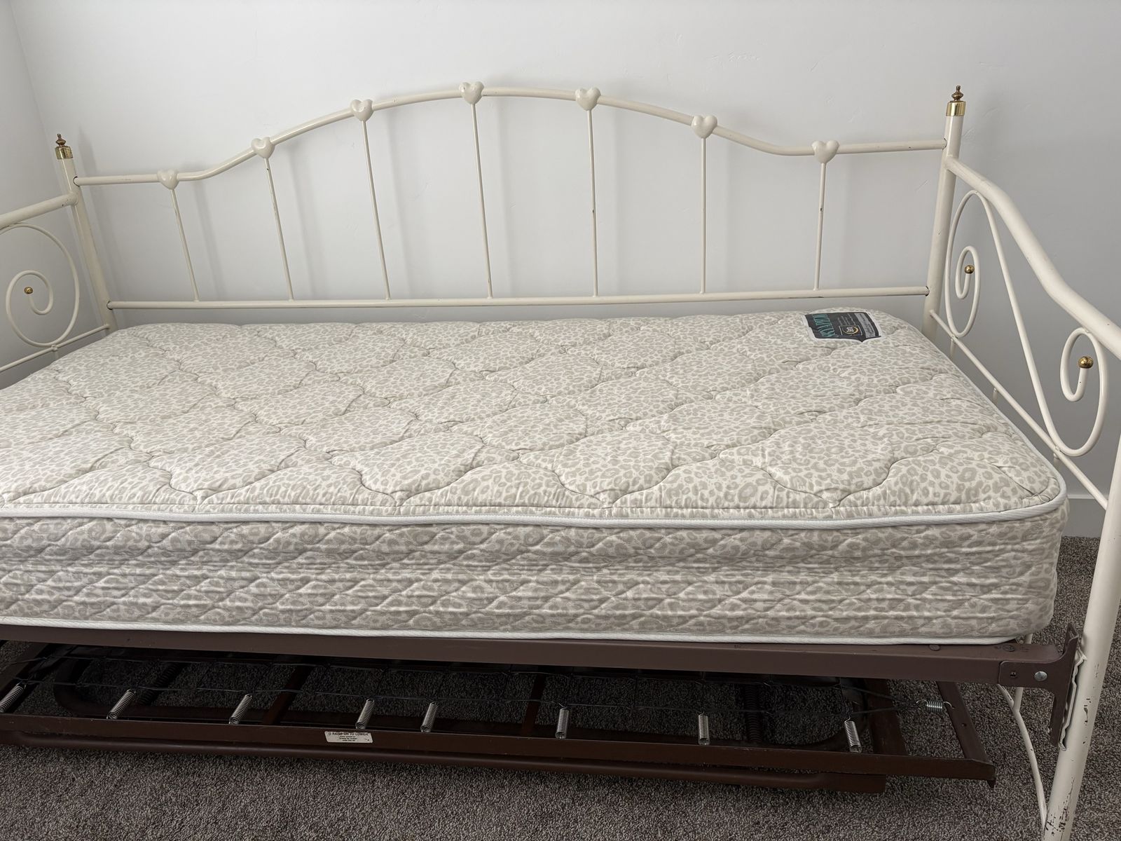 Day bed W/Trundle & 2 Mattresses