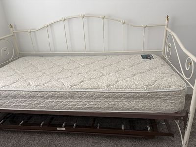 Day bed W/Trundle & 2 Mattresses