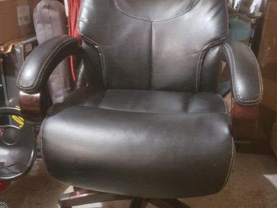 NICE LEATHER LAZY BOY OFFICE ROLLING RECLINER