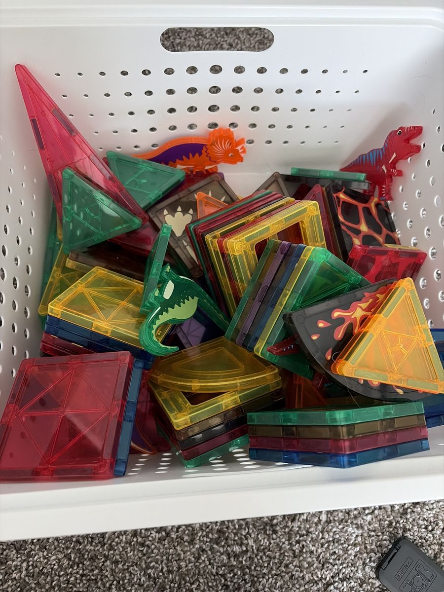 Magnetic play tiles