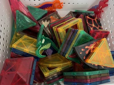 Magnetic play tiles