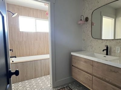 Large format tile (wall)