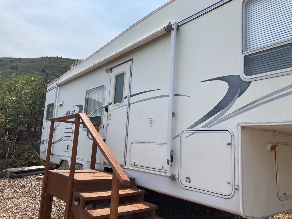 2001 KEYSTONE HORNET 5th Wheel