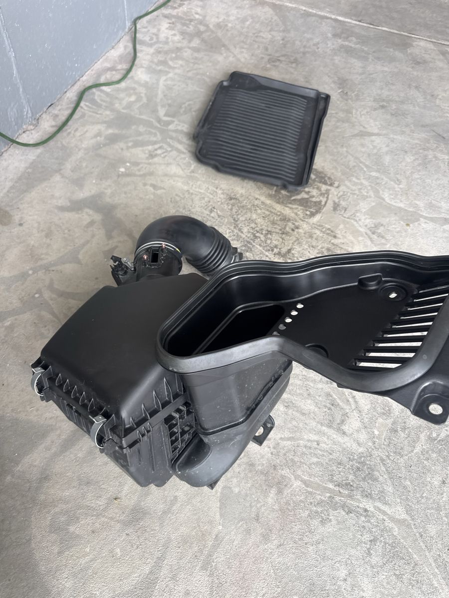 OEM Air Intake Box and Filter Assembly Used Auto Part