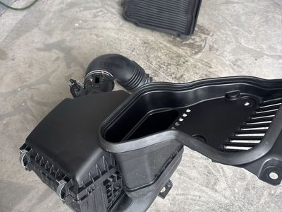 OEM Air Intake Box and Filter Assembly Used Auto Part