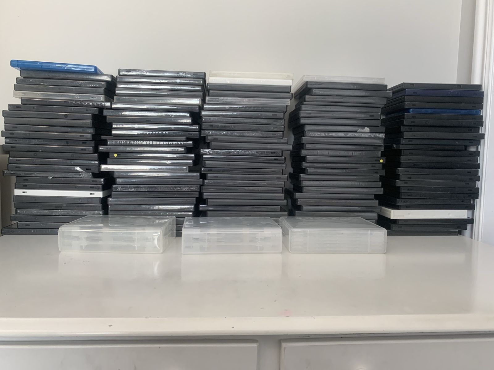 Lot of 202 USED EMPTY DVD CASES with varying STORAGE AMOUNT.. SEE DESCRIPTION for more details.