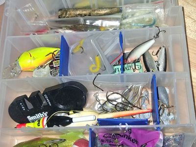 FISHING LURES AND WEIGHTS "J"
